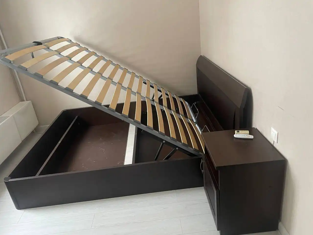 Продажа комплекта мебели: кровать, тумбочки, стол - Мебель (Для дома и дачи) в Москва