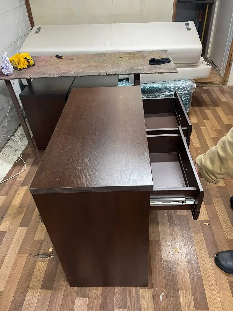 Продажа комплекта мебели: кровать, тумбочки, стол - Мебель (Для дома и дачи) в Москва