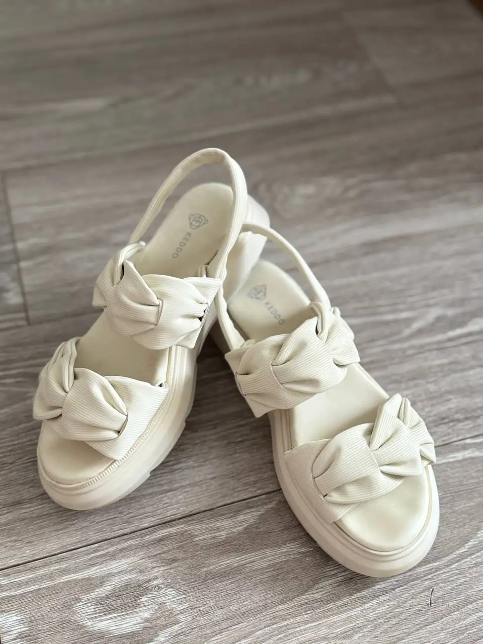 Продажа курток, босоножек и шапок - Верхняя одежда (Одежда) в Балашиха