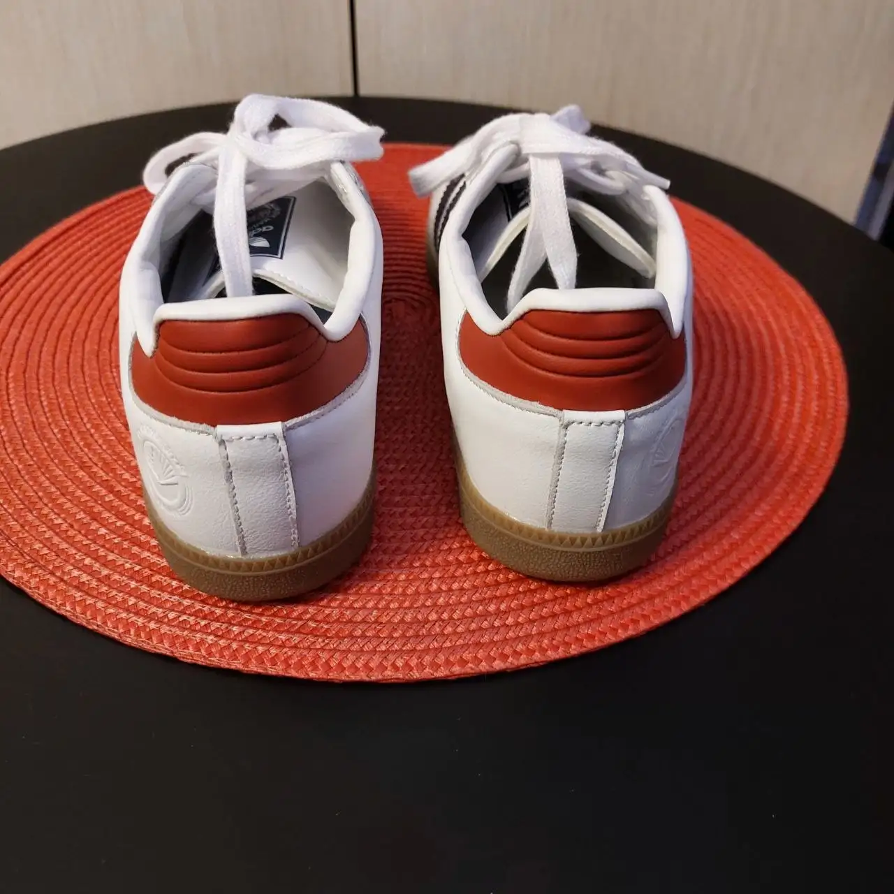 Продажа кроссовок Adidas Samba и бейсболок - Обувь и аксессуары (Одежда) в Балашиха