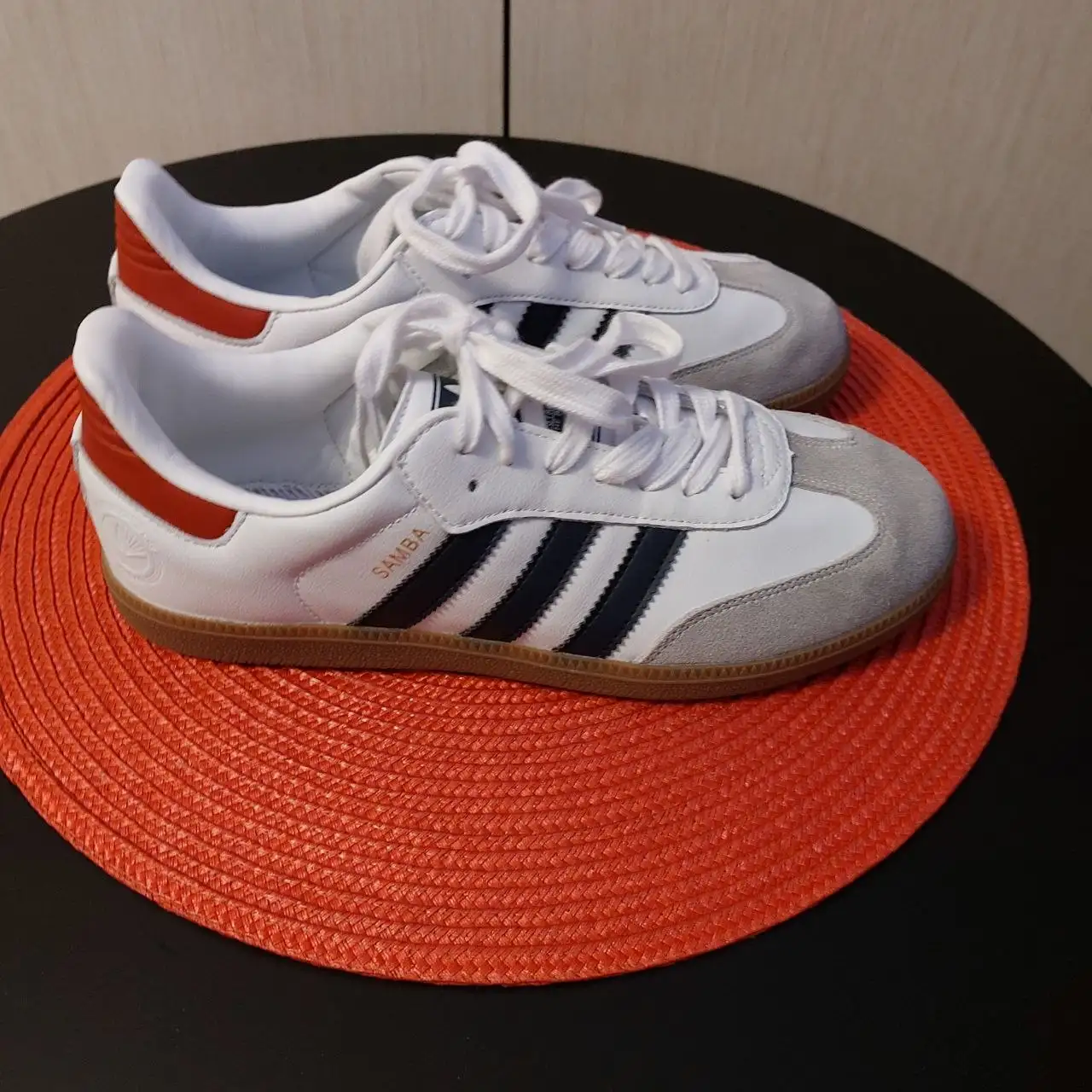 Продажа кроссовок Adidas Samba и бейсболок - Обувь и аксессуары (Одежда) в Балашиха