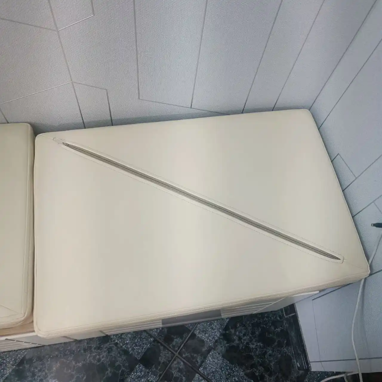 Продам тумбу с мягким сиденьем