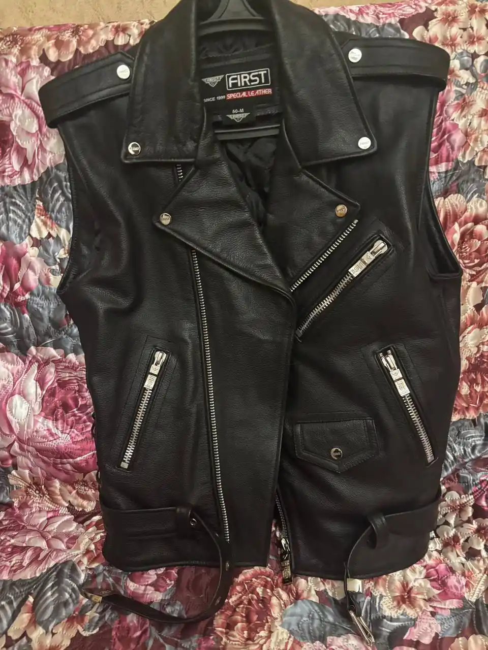 Продам косуху без рукавов First с утеплителем