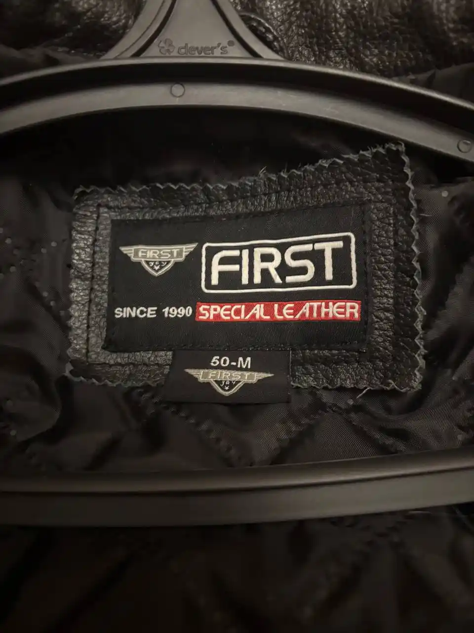 Продам косуху без рукавов First с утеплителем