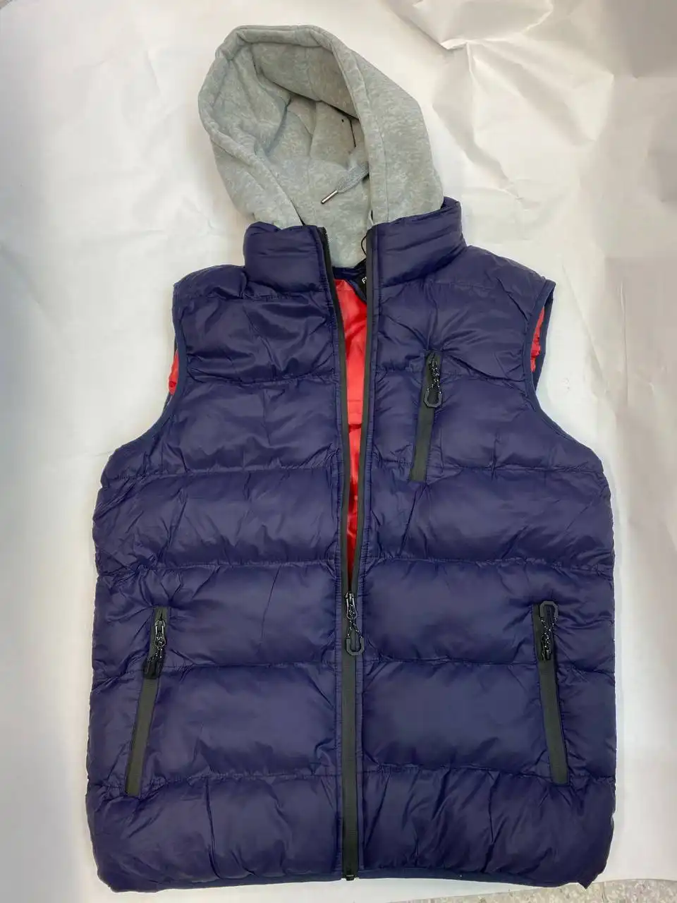 Мужская жилетка с капюшоном