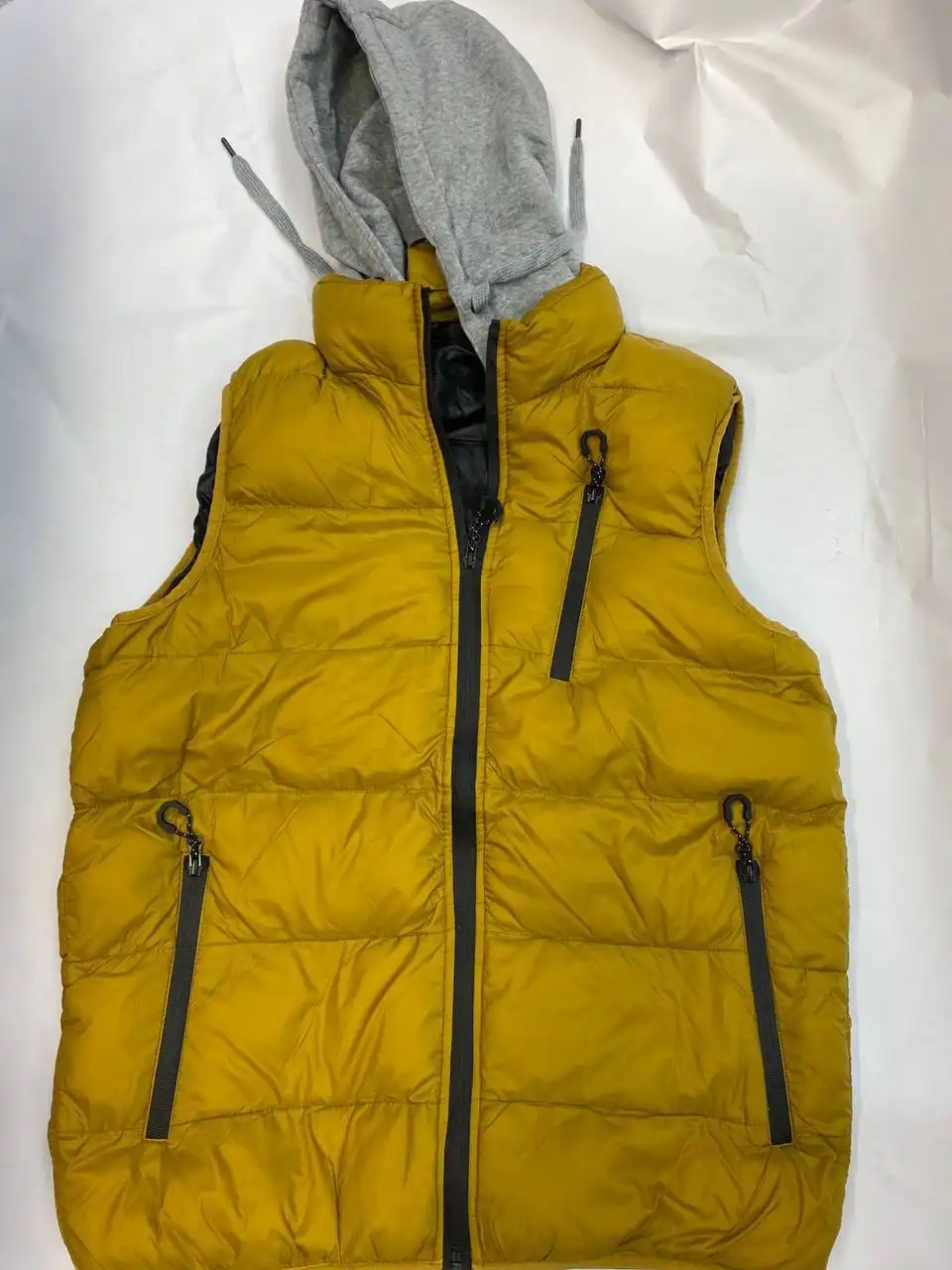 Мужская жилетка с капюшоном