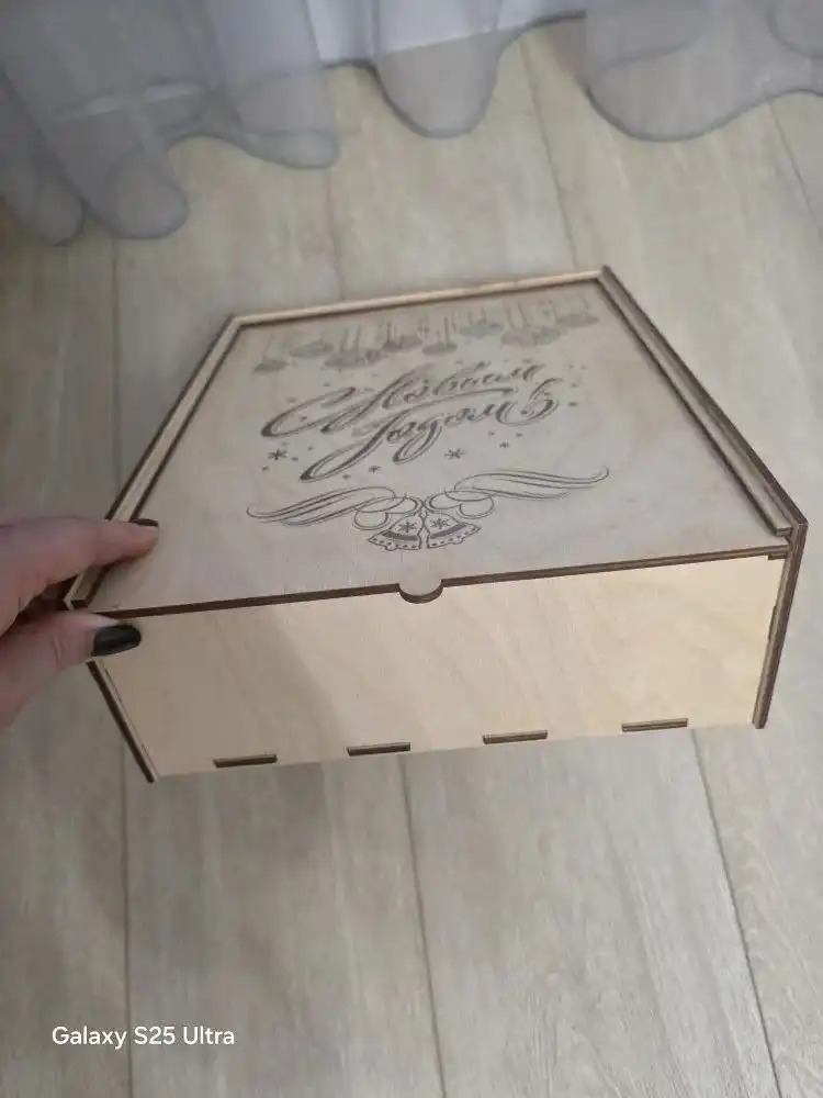 Новогодняя подарочная коробка из дерева
