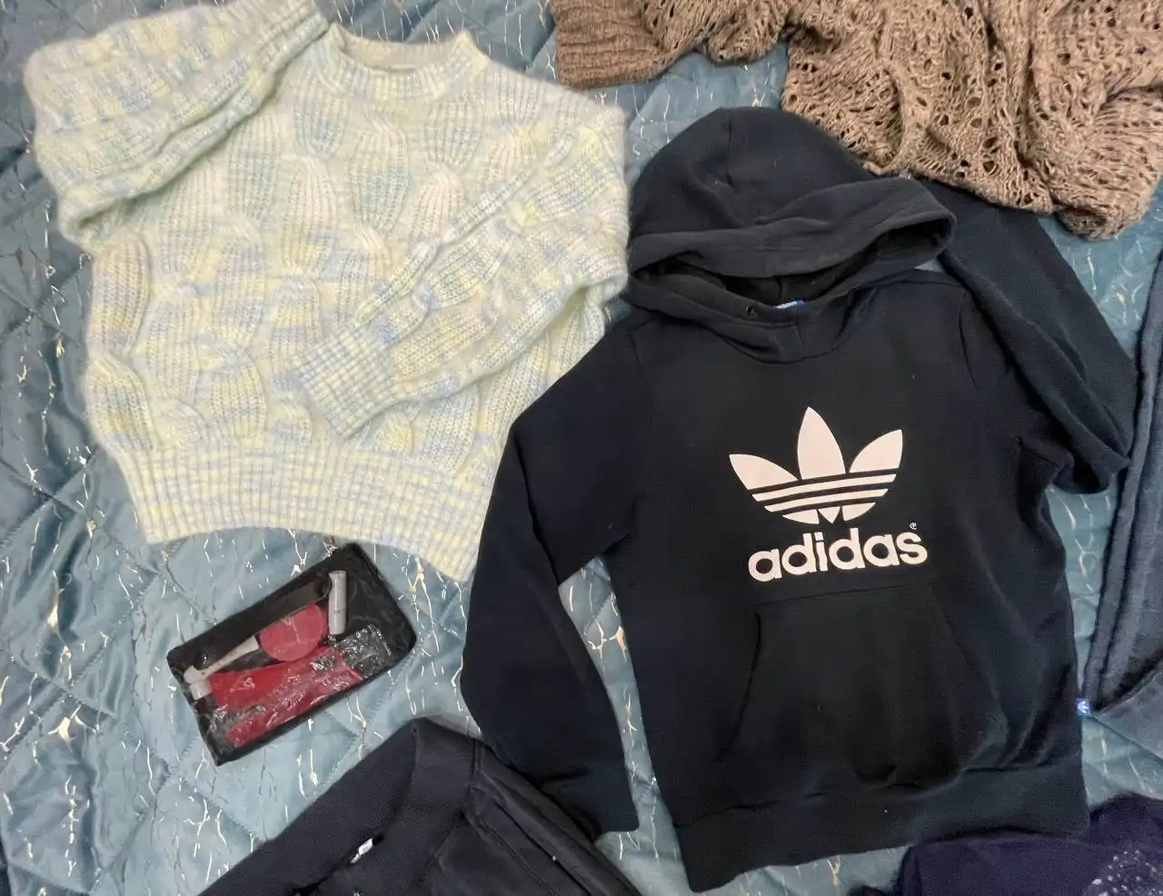 Одежда и аксессуары для волос