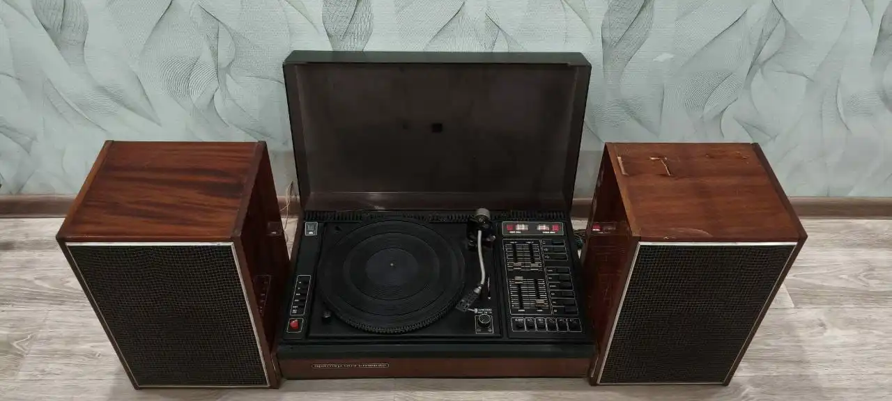 Виниловый проигрыватель Арктур 003 стерео с колонками