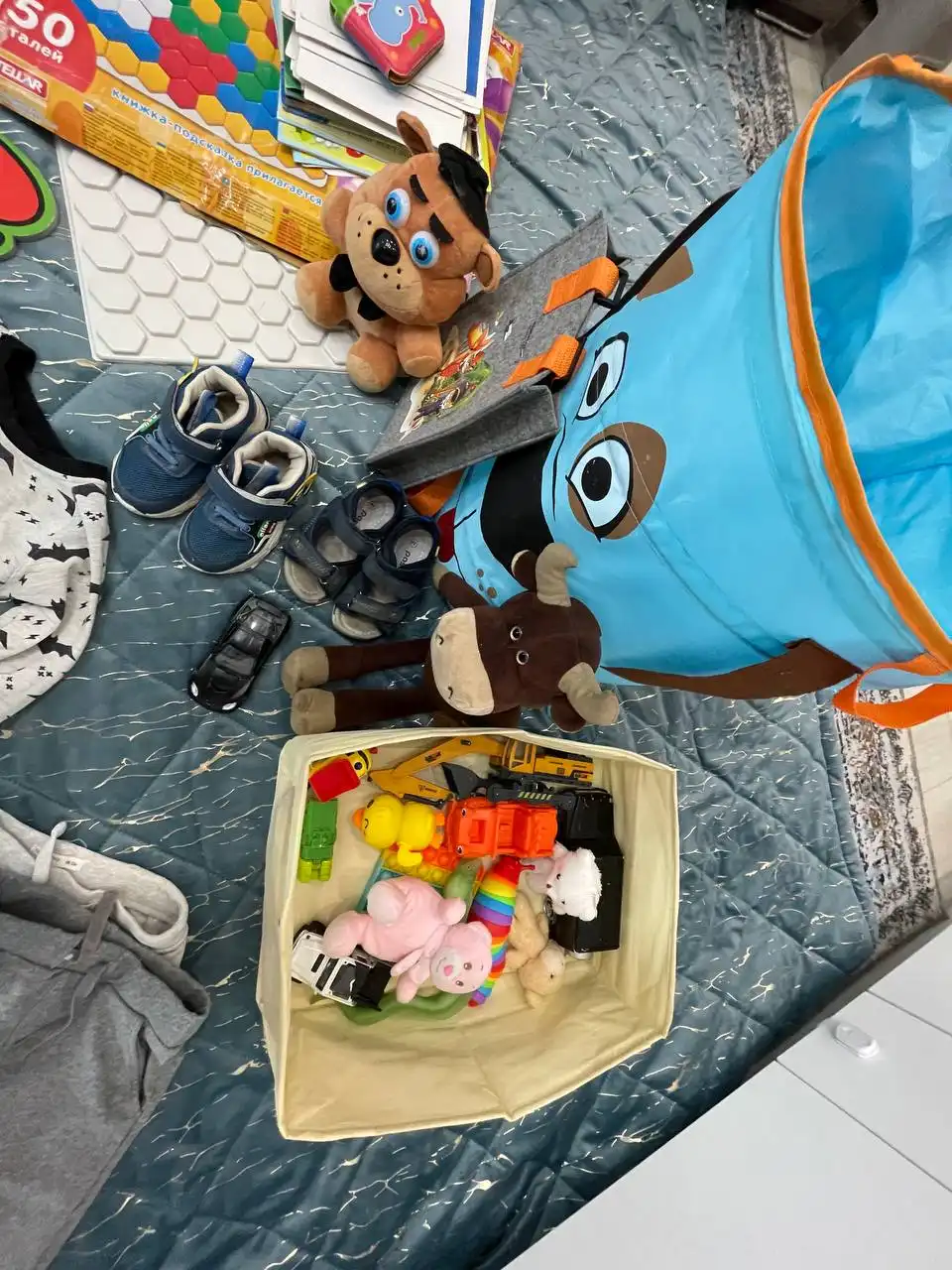 Пакет вещей и игрушек для мальчика - Одежда и обувь для детей (Товары для детей) в Владивосток