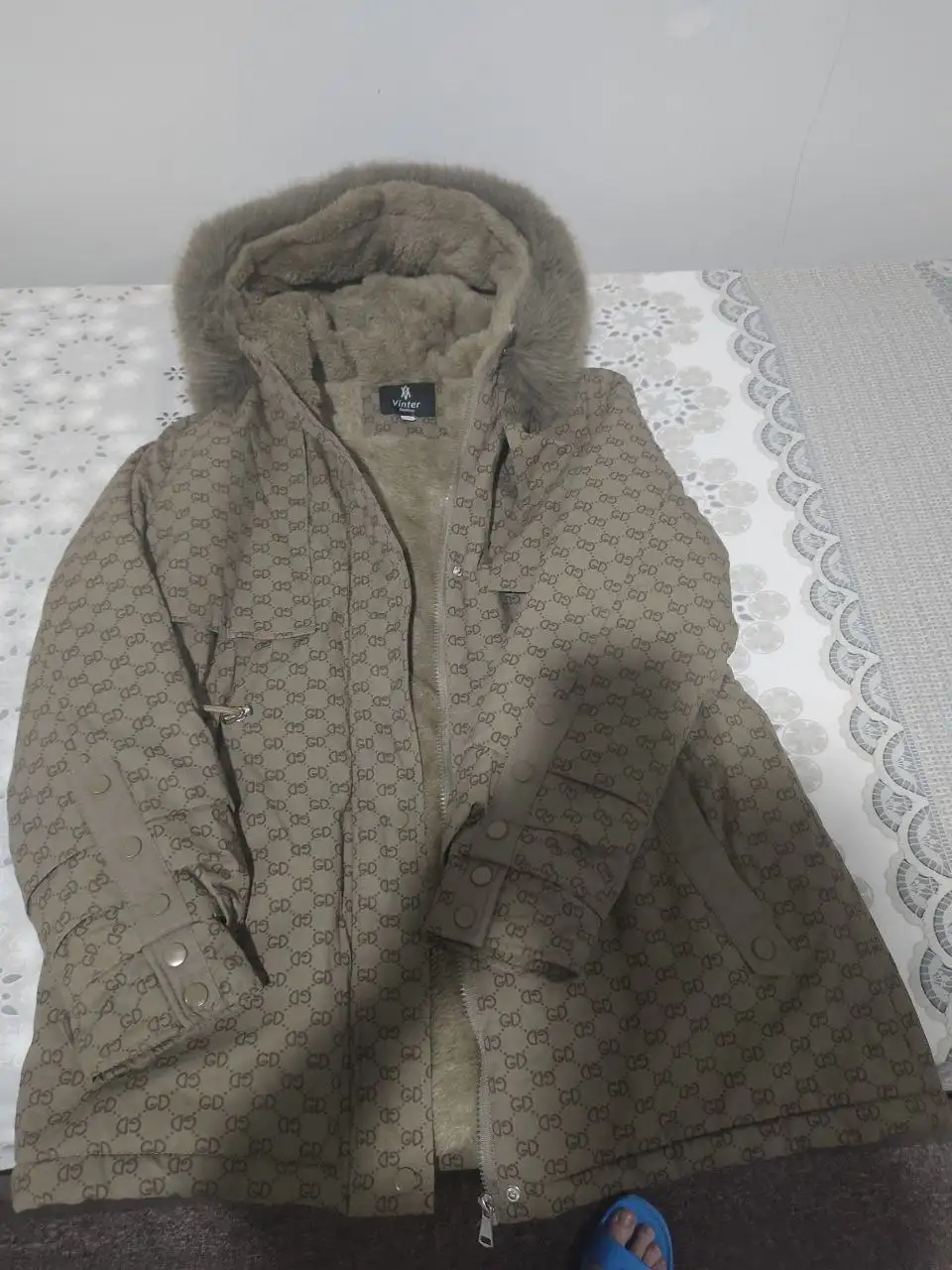 Продам одежду: желетка, ботинки, парка зимняя - Верхняя одежда (Одежда) в Владивосток