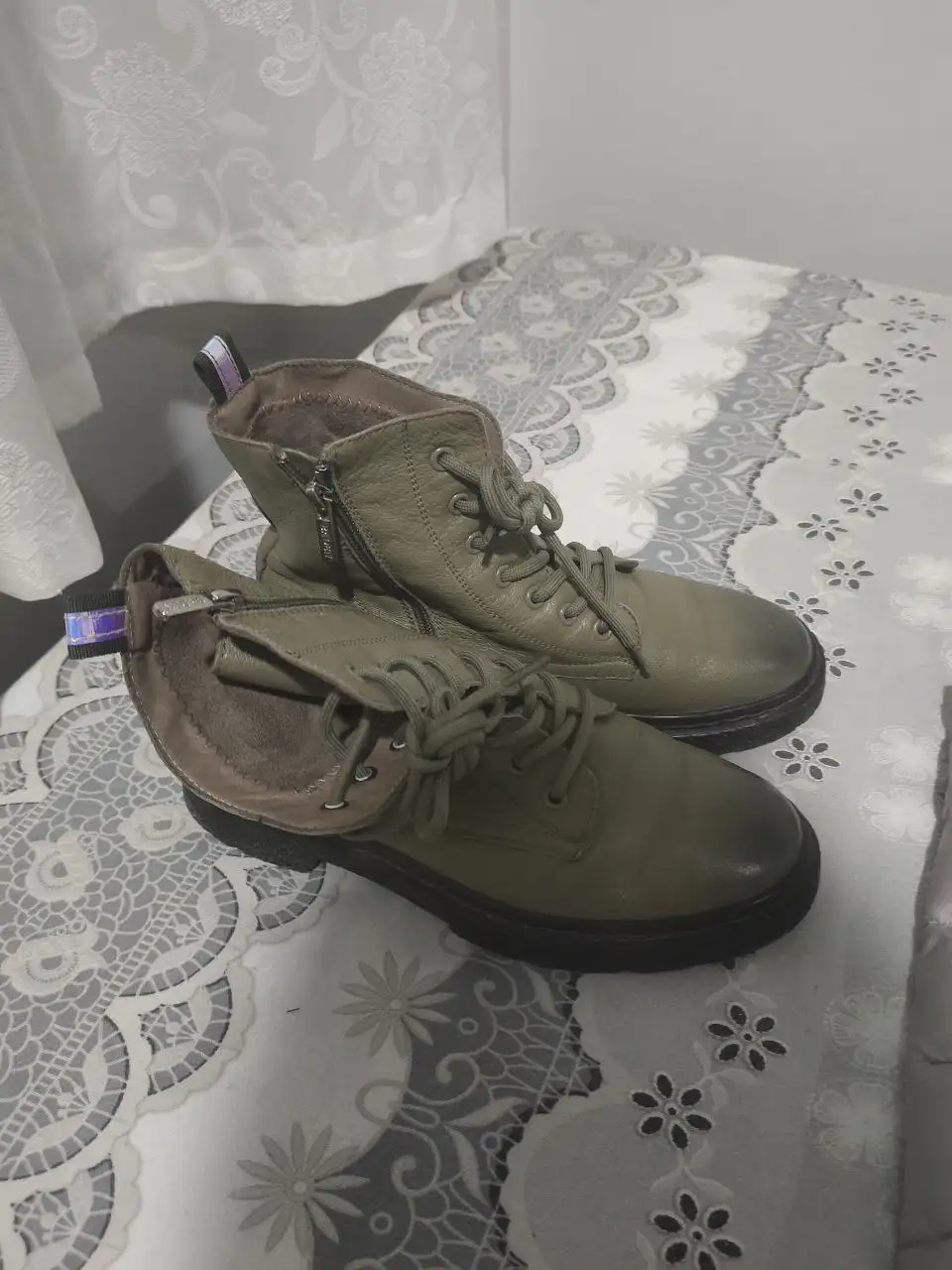 Продам одежду: желетка, ботинки, парка зимняя - Верхняя одежда (Одежда) в Владивосток