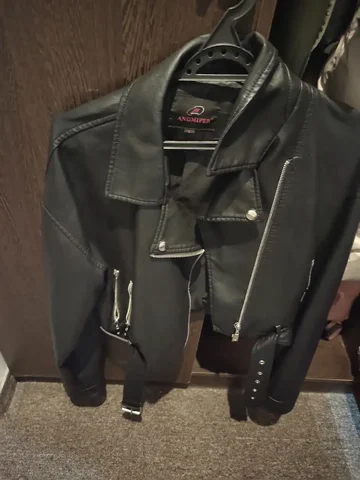 Продам кожаную куртку размер L - Свитеры в Владивосток