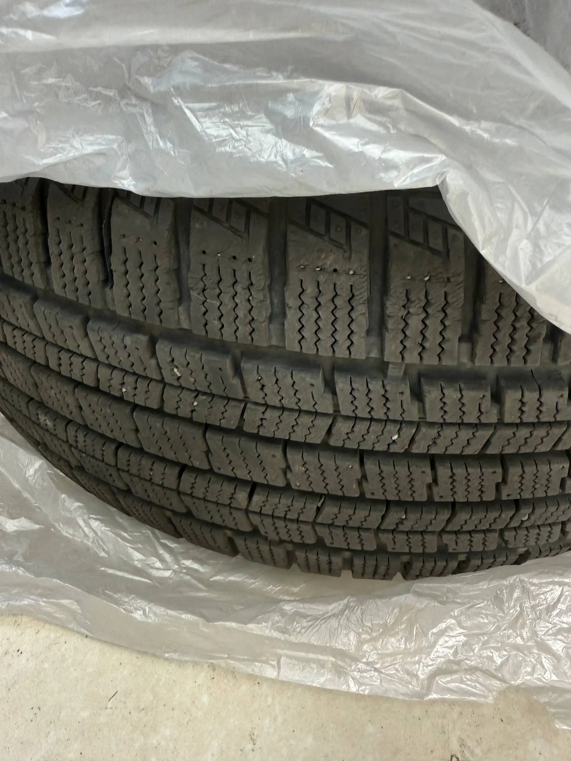 Продажа зимней резины Streamstone 215/50 R17 - Шины и диски (Авто) в Владивосток