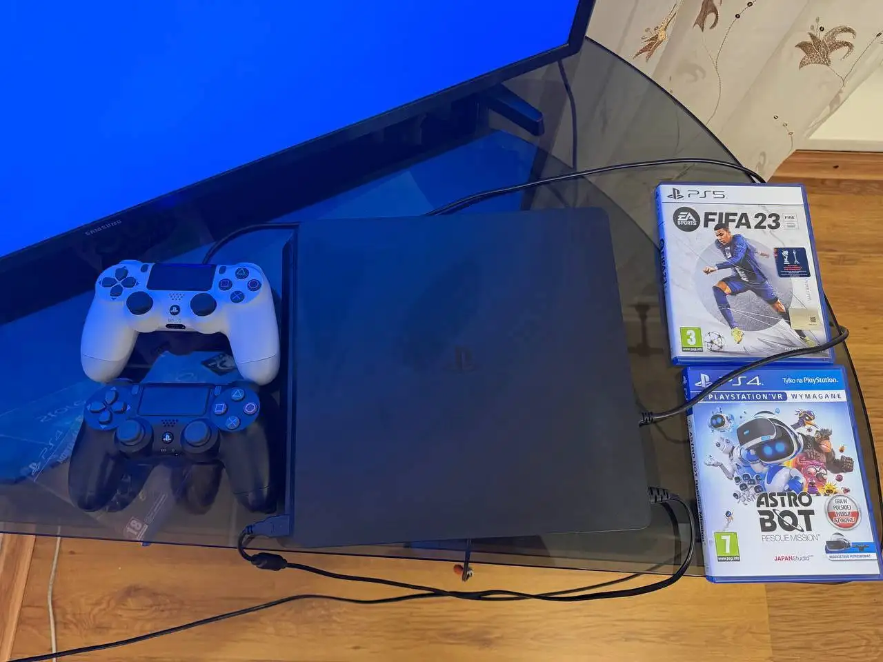 Продам PlayStation 4 на 1 ТБ с играми - Игровые приставки (Электроника) в Владивосток