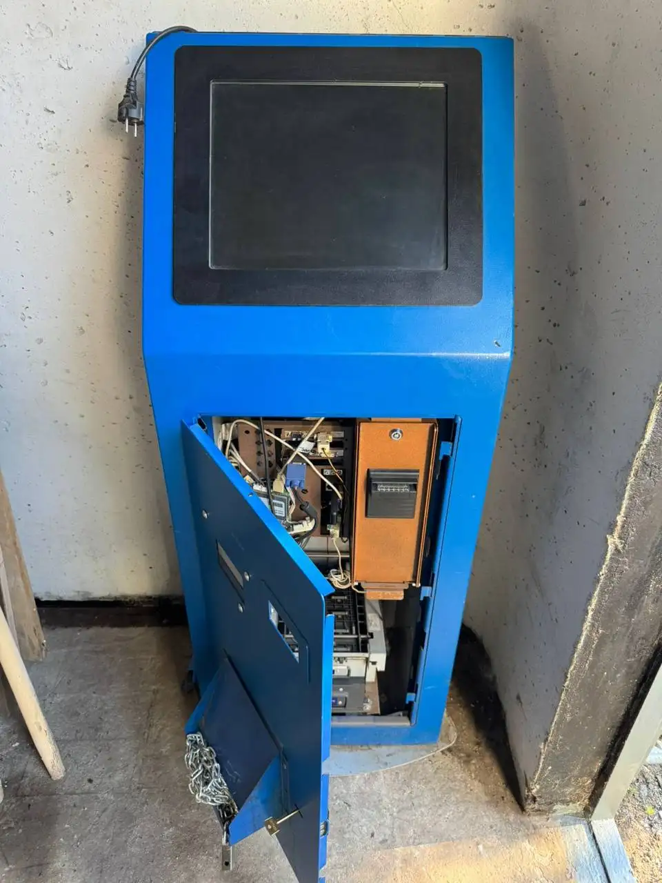 Платежный терминал с функцией выдачи и приема - Торговое оборудование (Готовый бизнес и оборудование) в Хабаровск