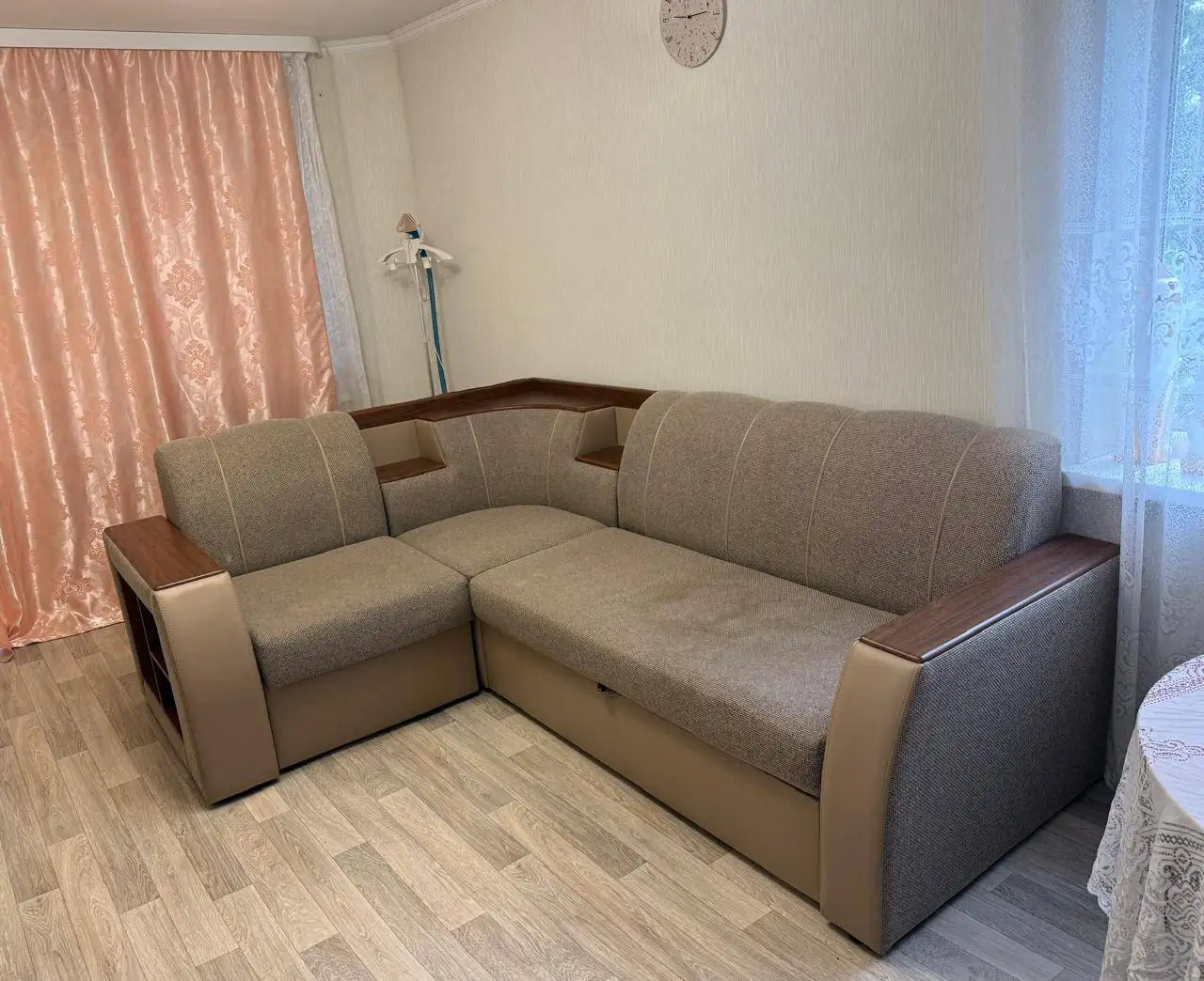 Продам угловой диван б/у в хорошем состоянии - Мебель (Для дома и дачи) в Уссурийск