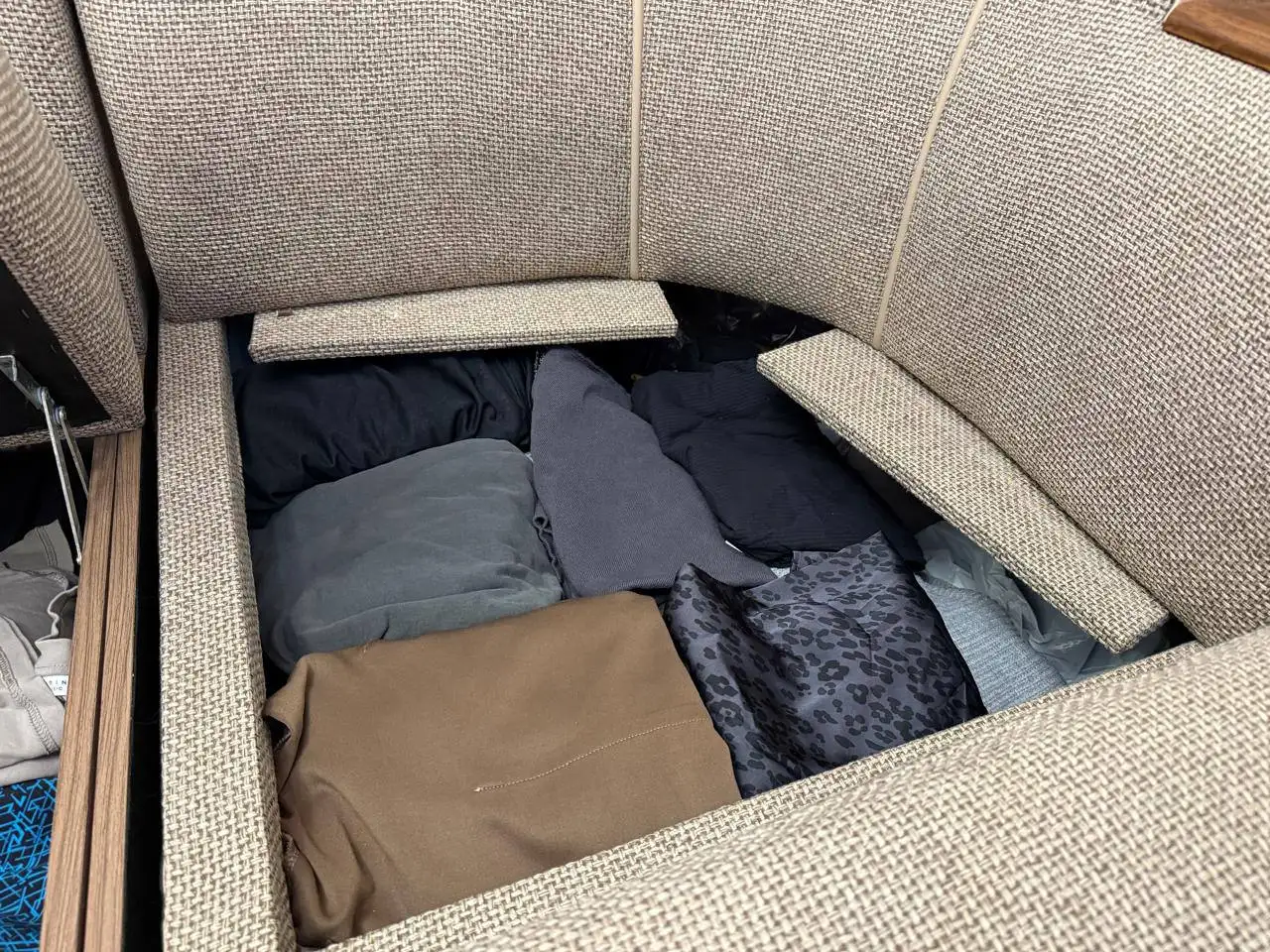 Продам угловой диван б/у в хорошем состоянии - Мебель (Для дома и дачи) в Уссурийск