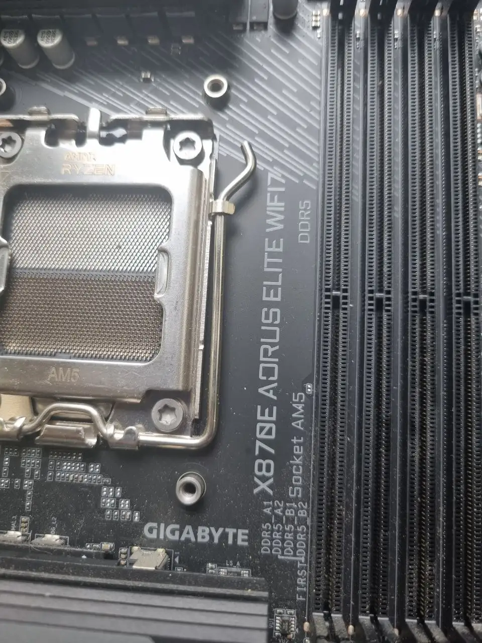 Игровой монитор AORUS FO27Q3 и материнская плата Gigabyte X870E - Мониторы (Электроника) в Владивосток