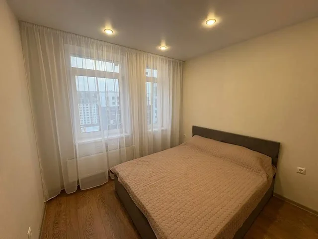 Сдам 1 комнатную квартиру на Харьковской 76,35+счетчики - Дома в Тюмень