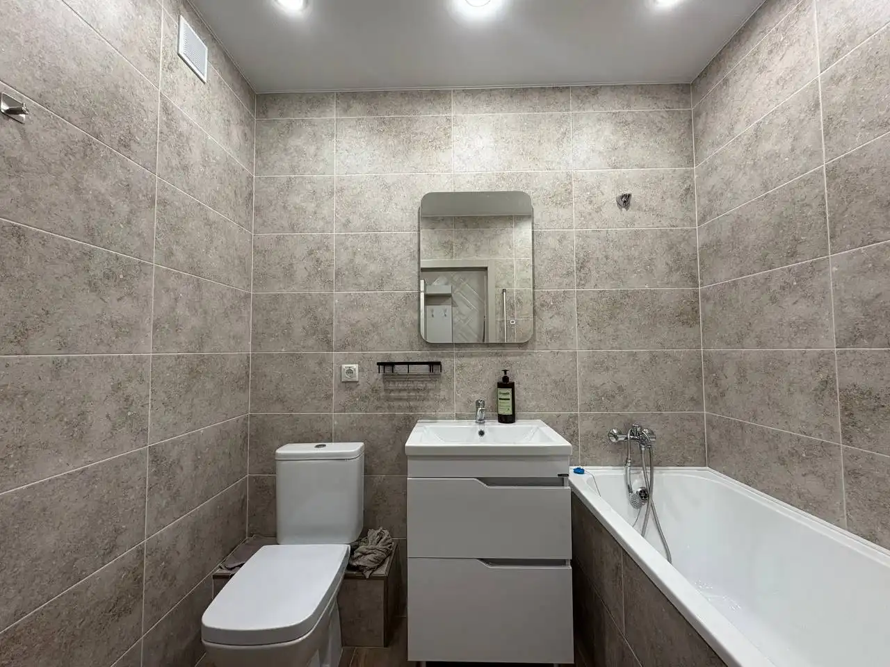 Сдам 1 комнатную квартиру на Харьковской 76,35+счетчики - Аренда (Недвижимость) в Тюмень