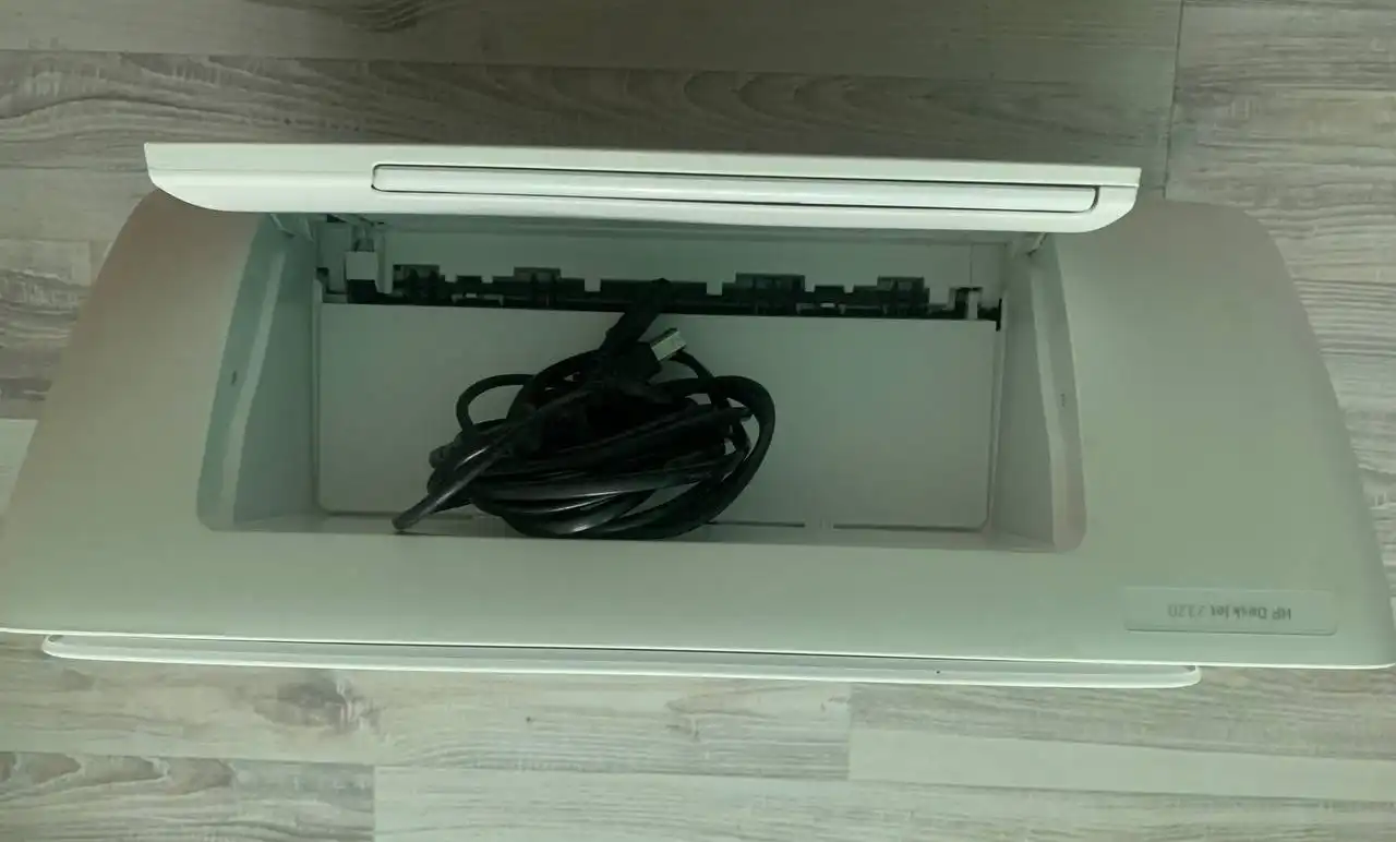 Цветной МФУ HP Deskjet 2320 с неисправностью картриджей