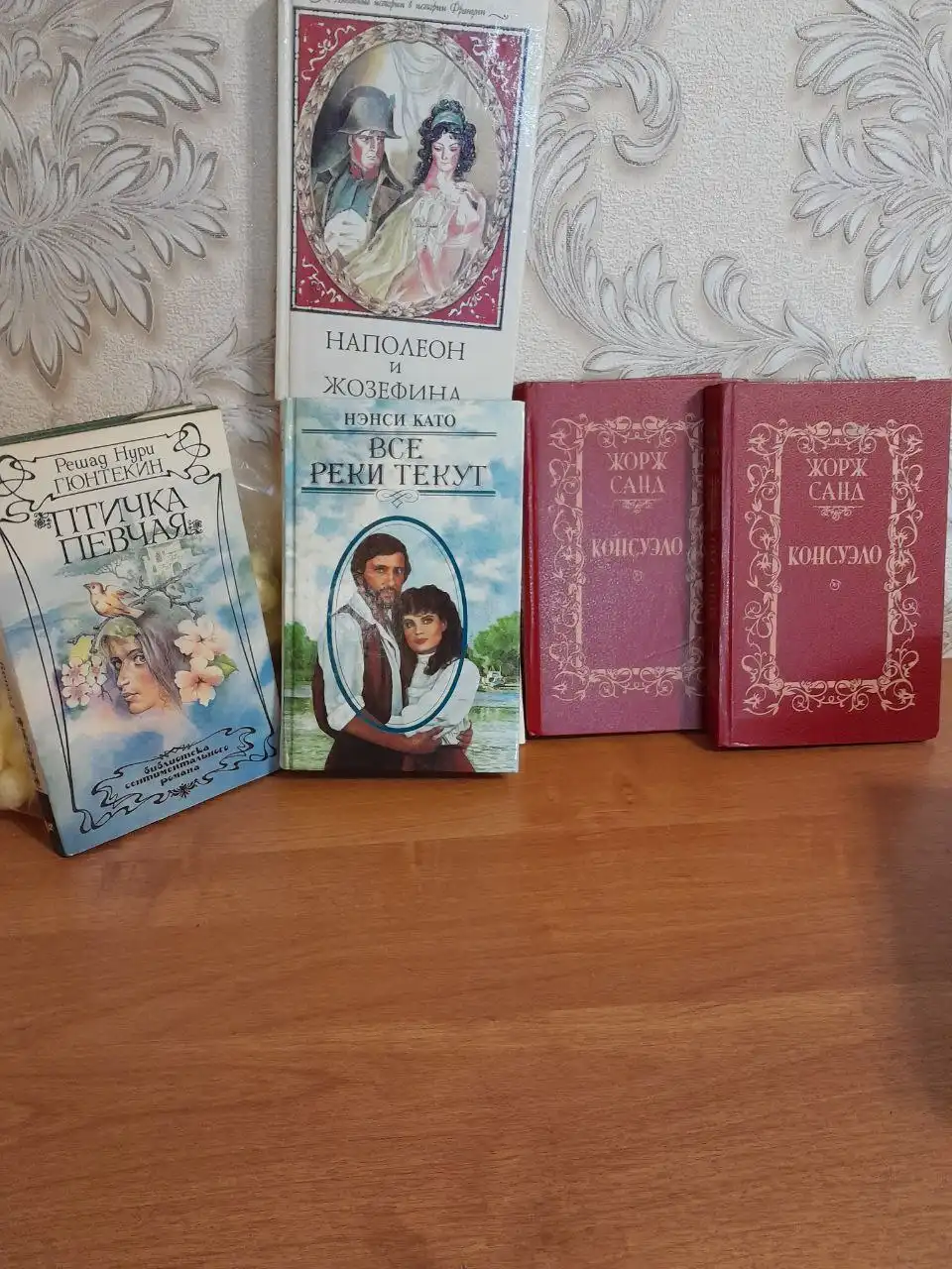 Книги и цветок кливия в Подольске