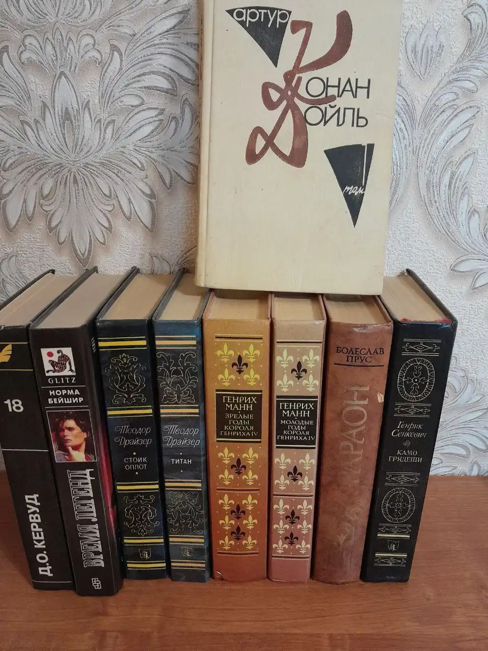 Книги и цветок кливия в Подольске