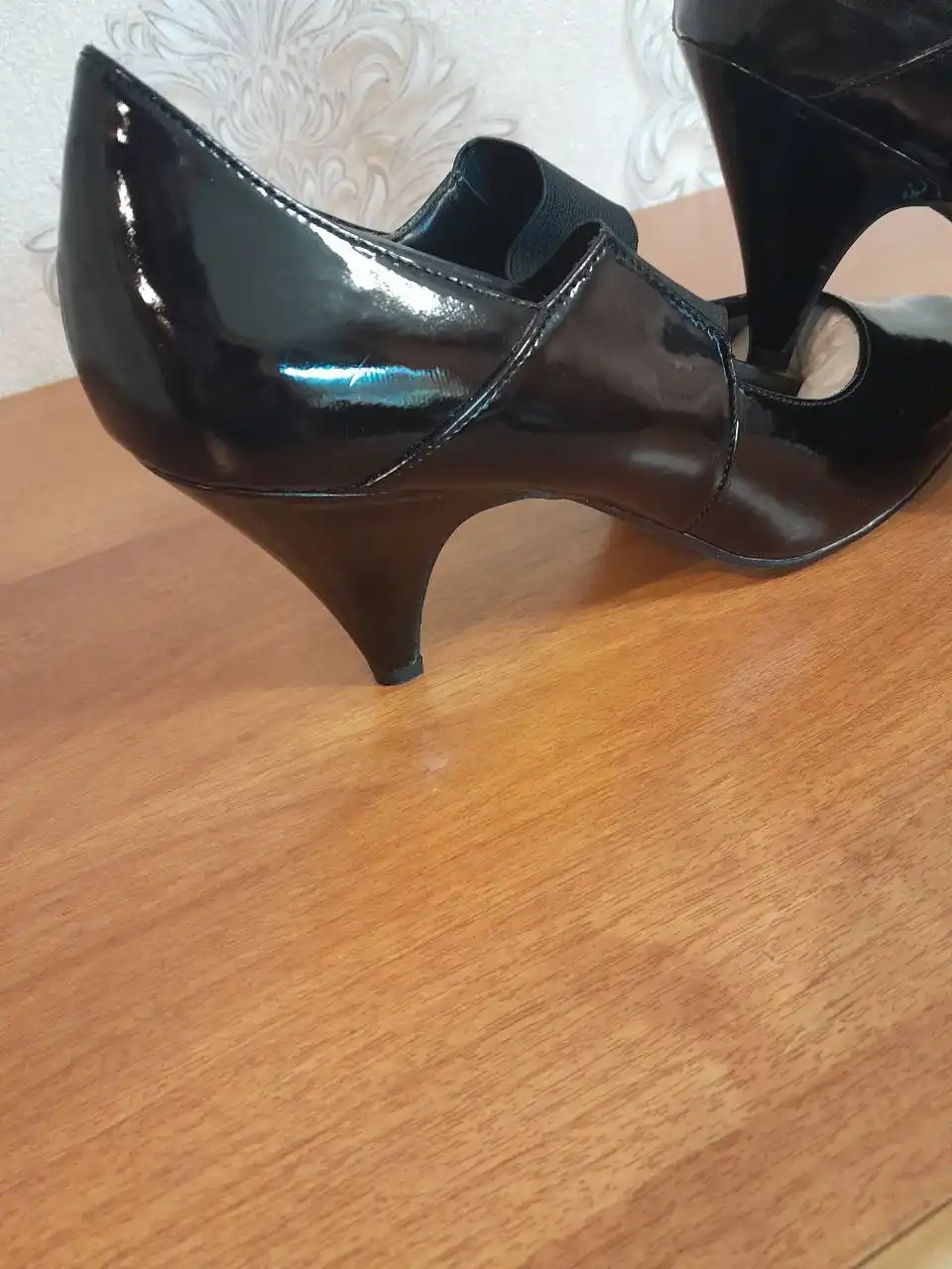 Продажа книги и женских туфель