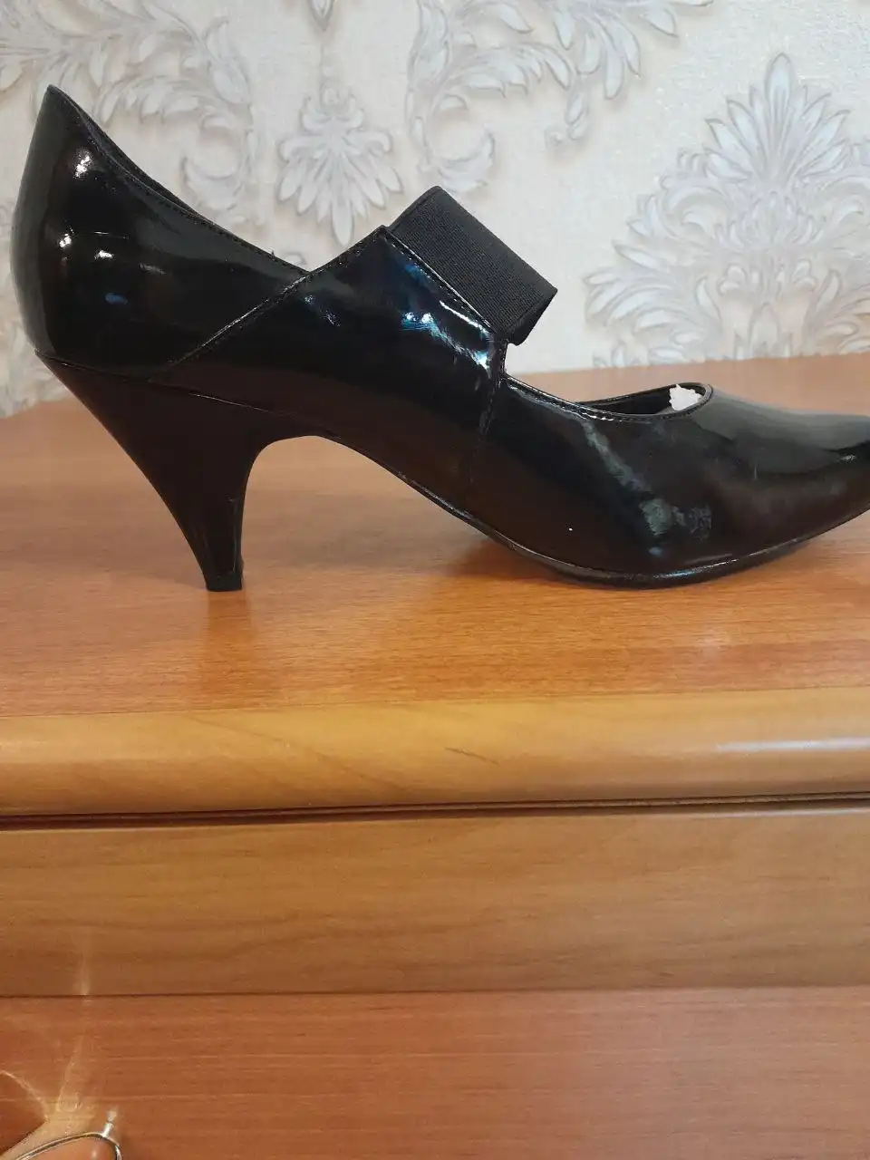 Продажа книги и женских туфель