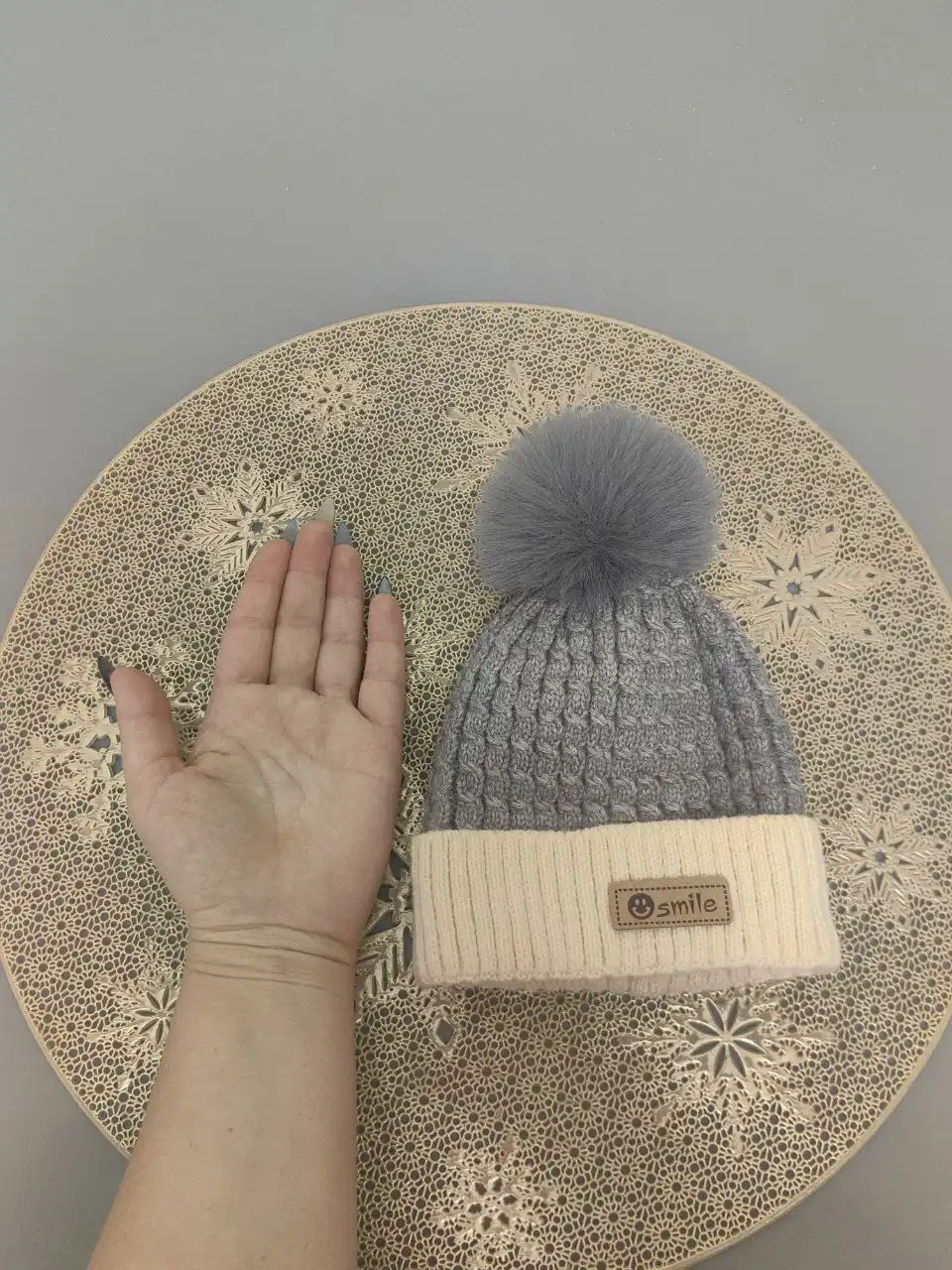 Детская шапка, носки, варежки, платье и вазы