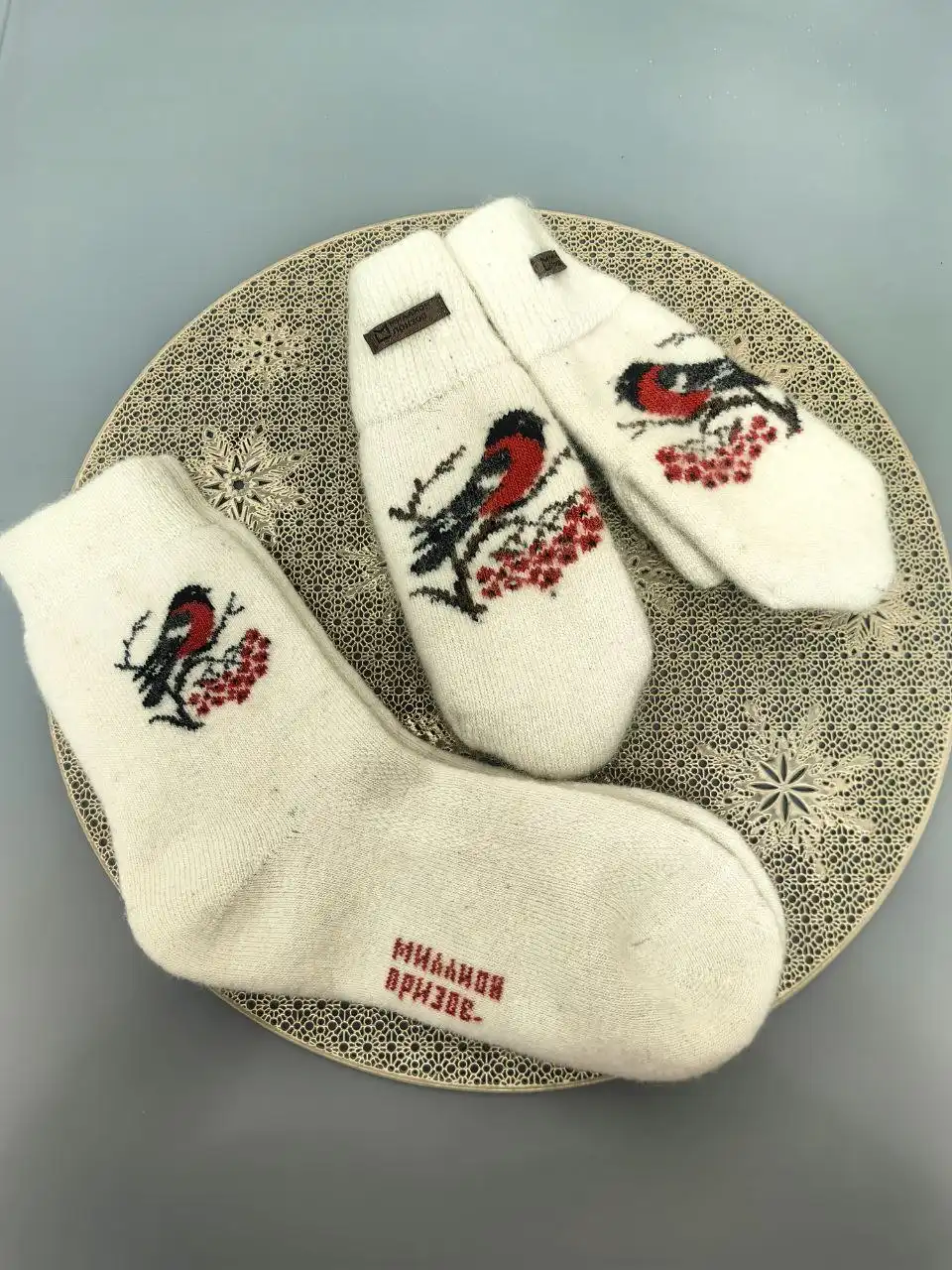 Детская шапка, носки, варежки, платье и вазы