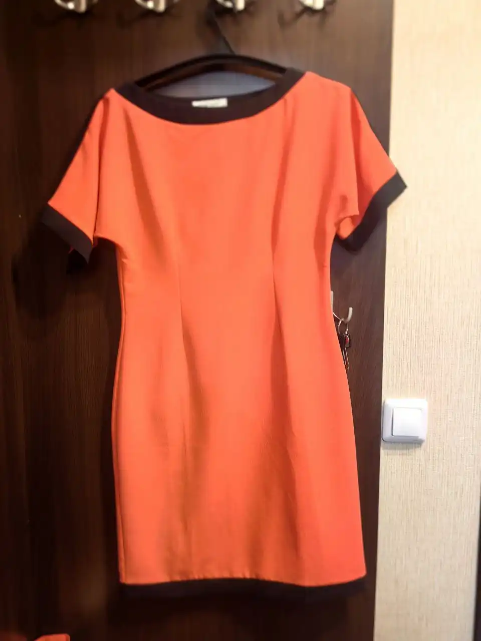 Детская шапка, носки, варежки, платье и вазы