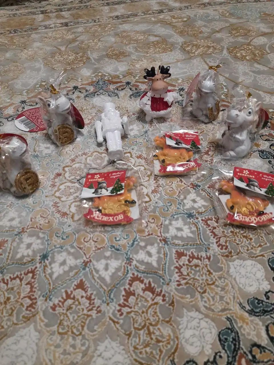 Новогодние украшения и елочные игрушки