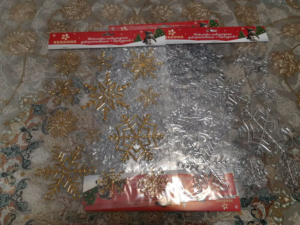 Новогодние украшения и елочные игрушки