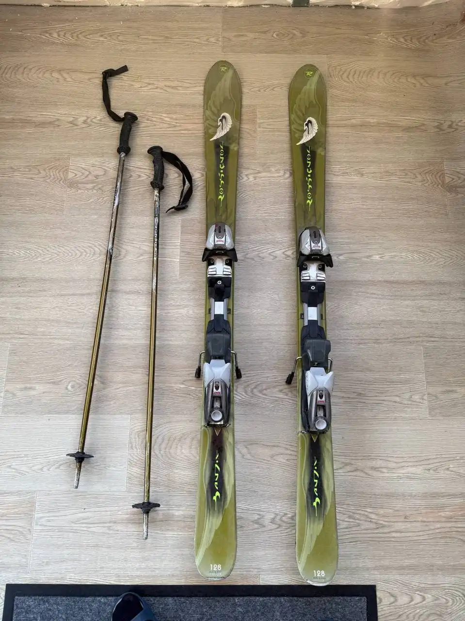 Лыжи горные с креплением и палками - Лыжи (Хобби и отдых) в Подольск