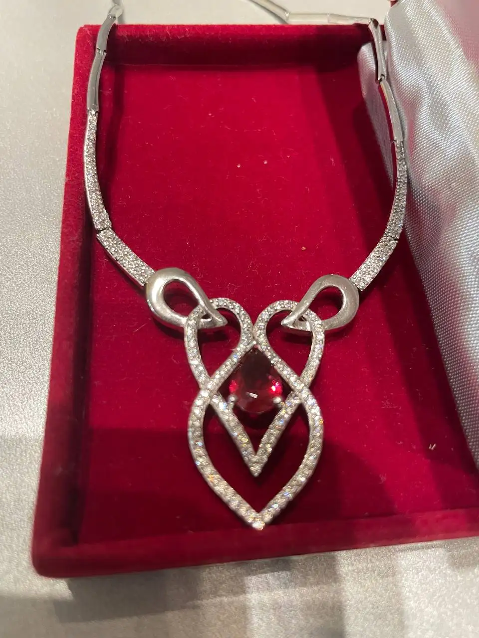 Продажа CD саундтреков, бижутерии, платья, собрания сочинений Пушкина, вазы и шапки - Барахолка в Подольск