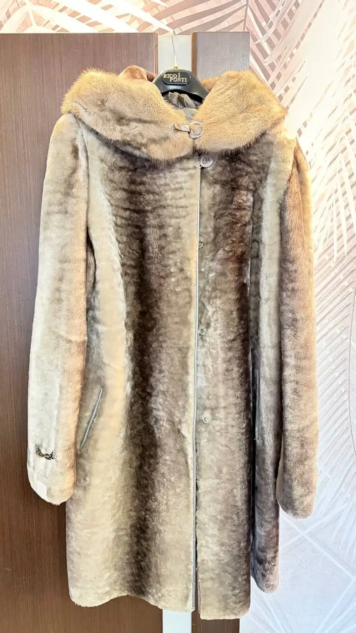 Шуба мутон серого цвета с отделкой норкой на капюшоне - Верхняя одежда (Одежда) в Подольск