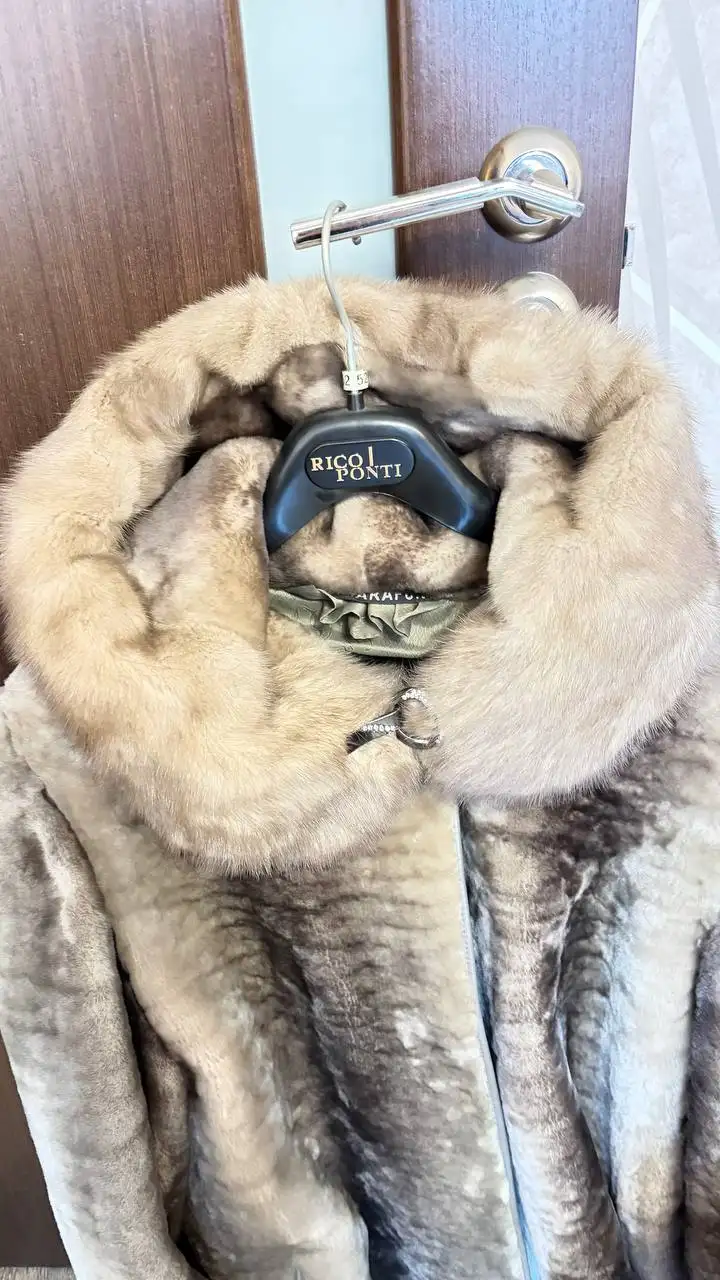 Шуба мутон серого цвета с отделкой норкой на капюшоне - Верхняя одежда (Одежда) в Подольск