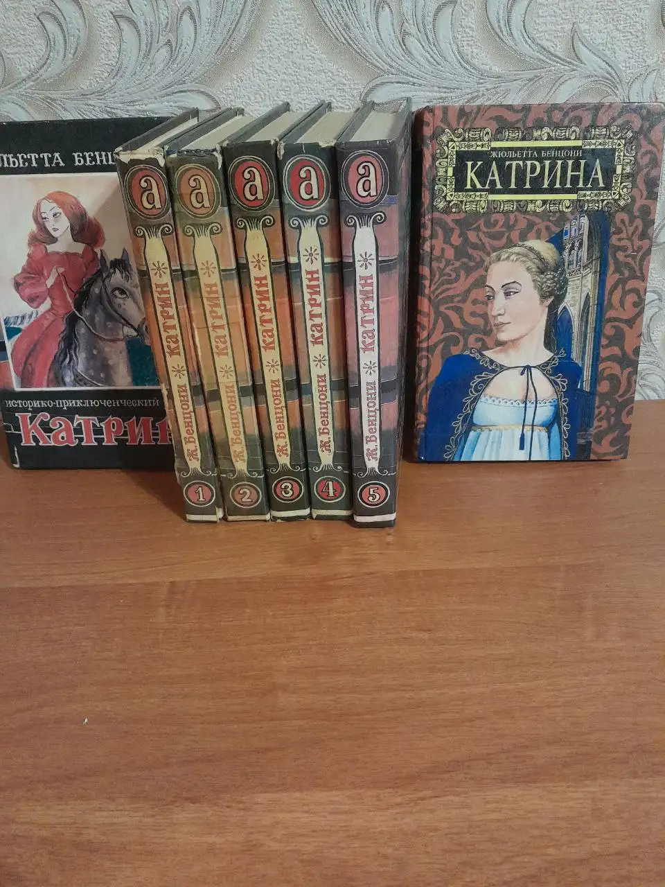 Продажа книг и цветка кливия в Подольске - Книги (Барахолка) в Подольск