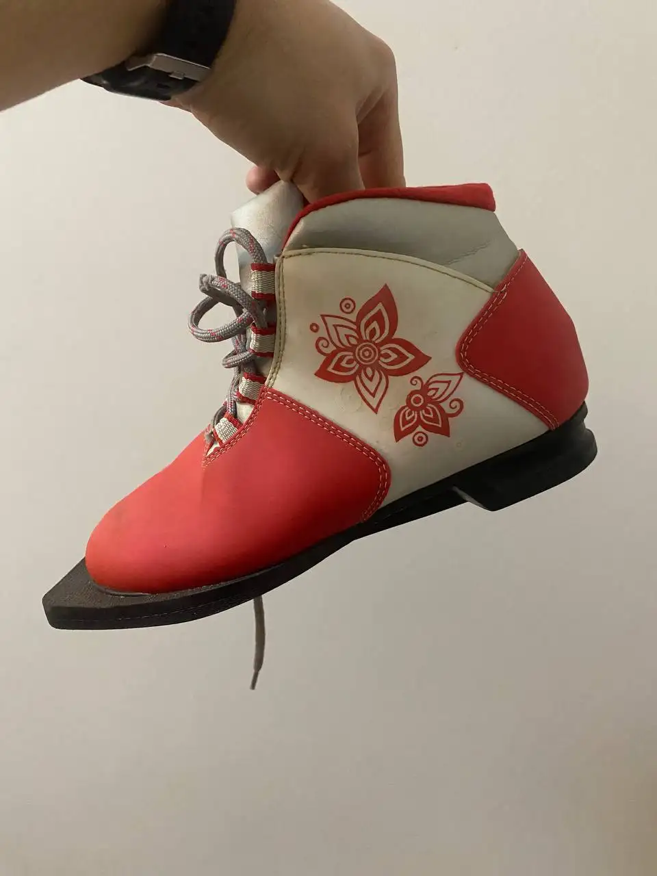 Продам коньки детские и ботинки лыжные - Спортивный инвентарь (Хобби и отдых) в Подольск