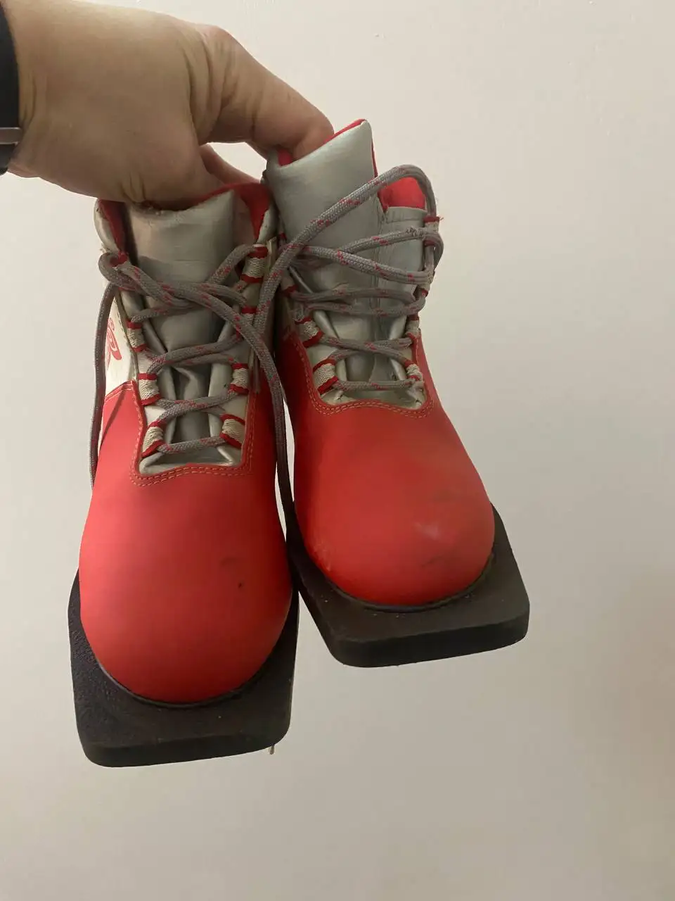 Продам коньки детские и ботинки лыжные - Спортивный инвентарь (Хобби и отдых) в Подольск