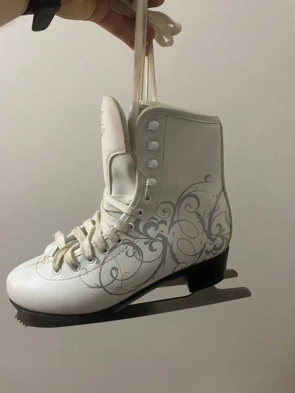 Продам коньки детские и ботинки лыжные - Спортивный инвентарь (Хобби и отдых) в Подольск