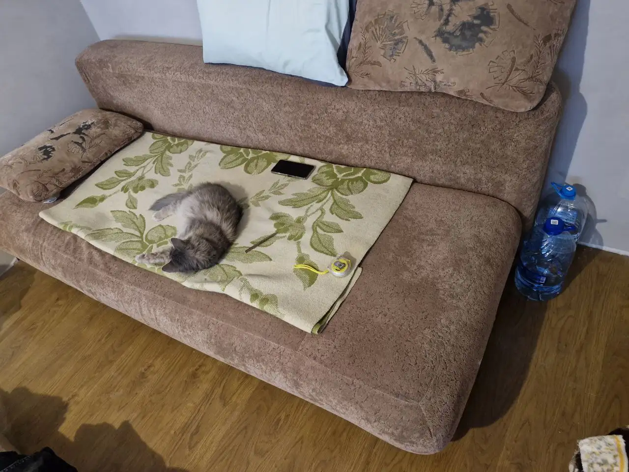 Бесплатный раскладной диван с дефектами обивки - Мебель (Барахолка) в Подольск