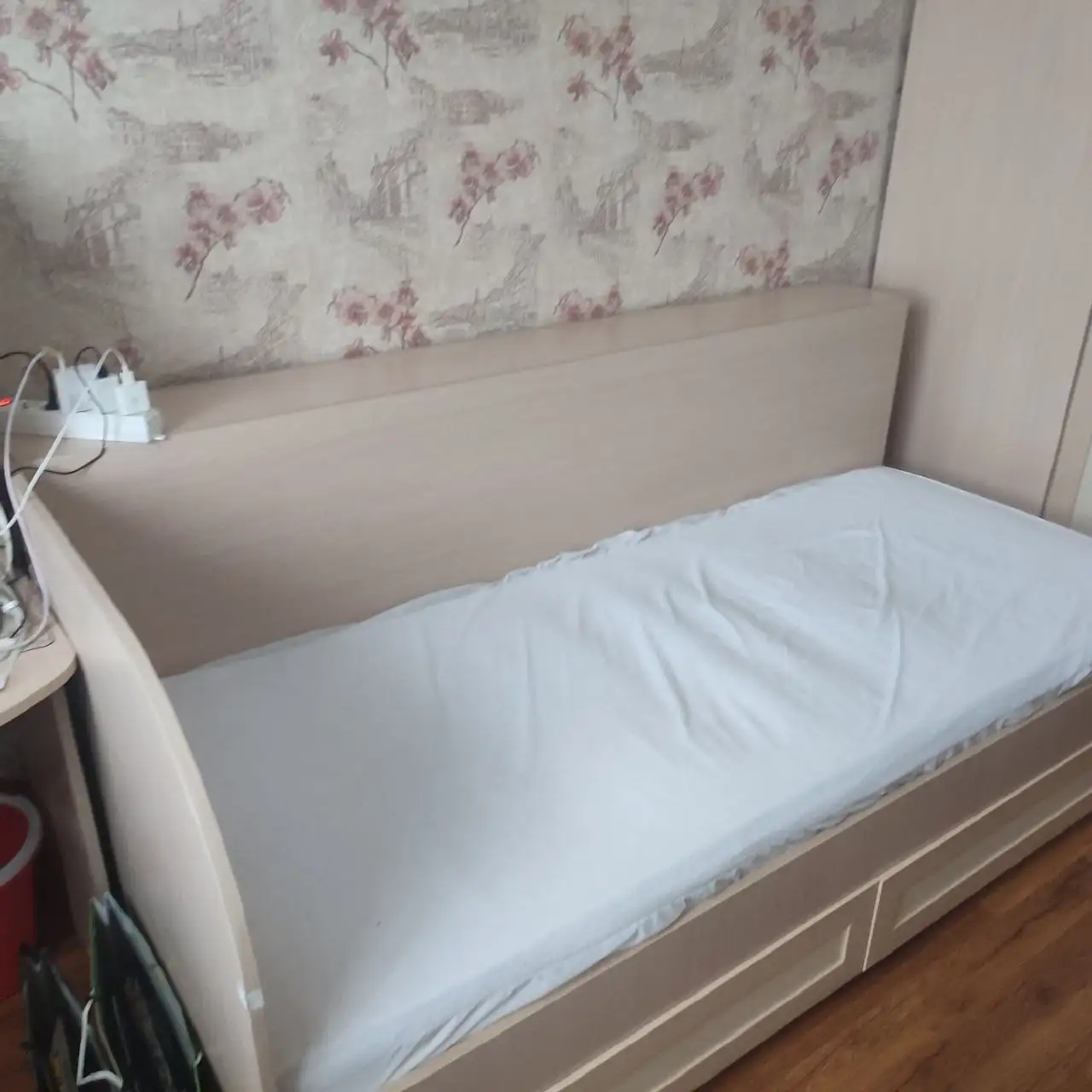 Продам односпальную кровать с матрасом и ящиками - Кровати (Мебель) в Москва