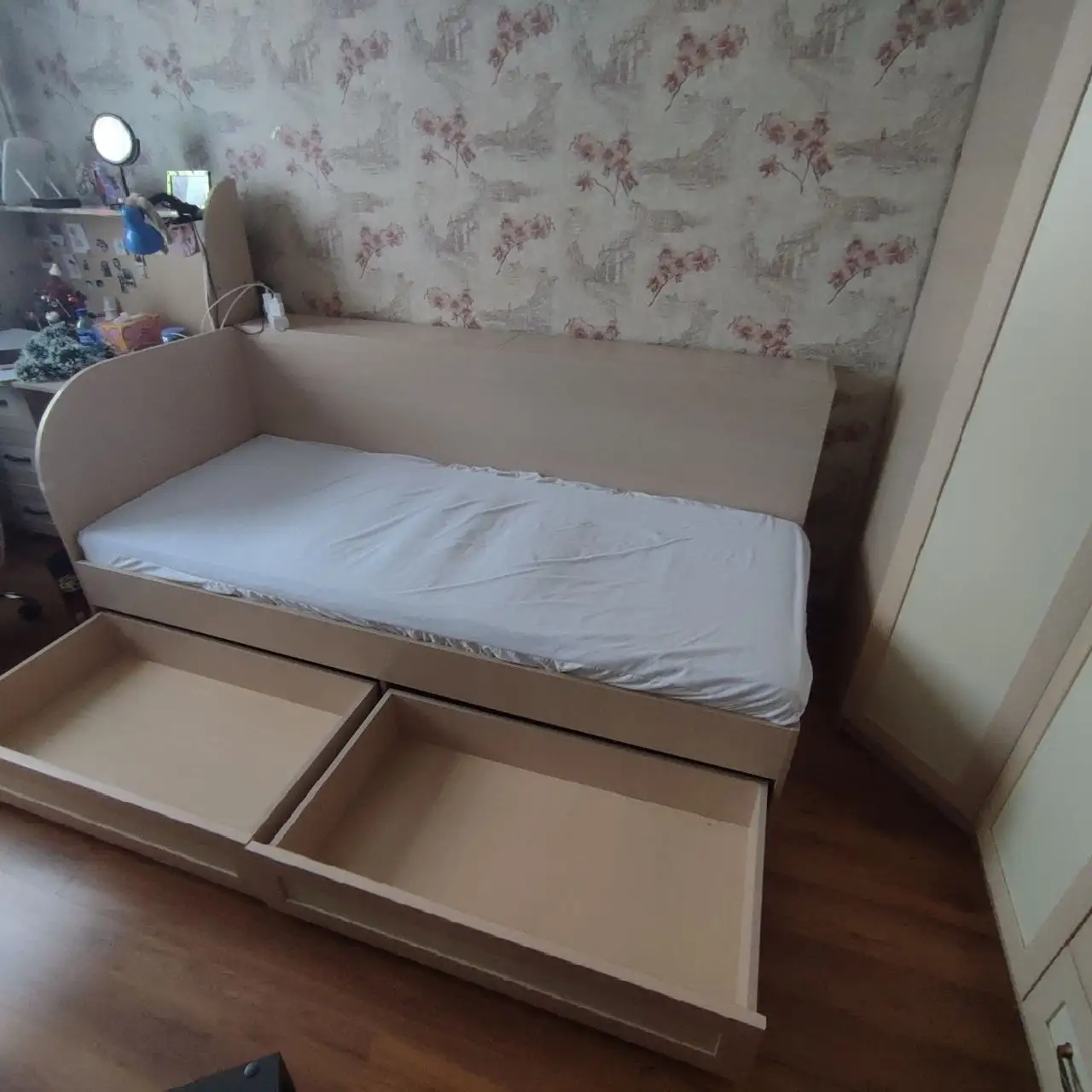 Продам односпальную кровать с матрасом и ящиками - Кровати (Мебель) в Москва