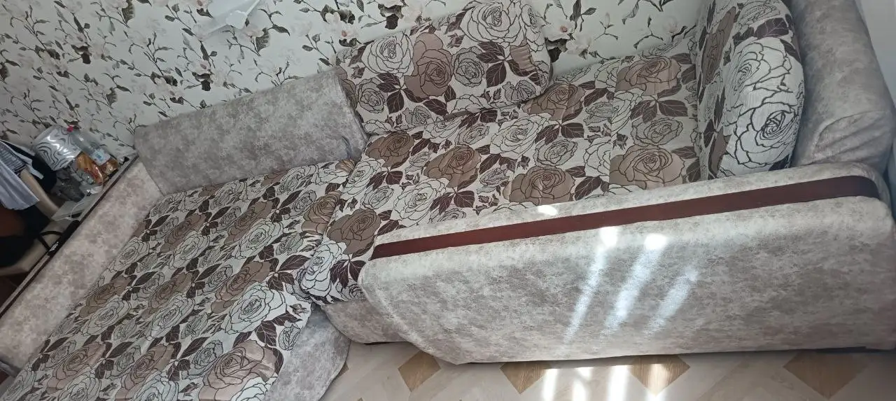 Угловая кровать бежевого цвета с подъемным механизмом - Мебель (Для дома и дачи) в Подольск