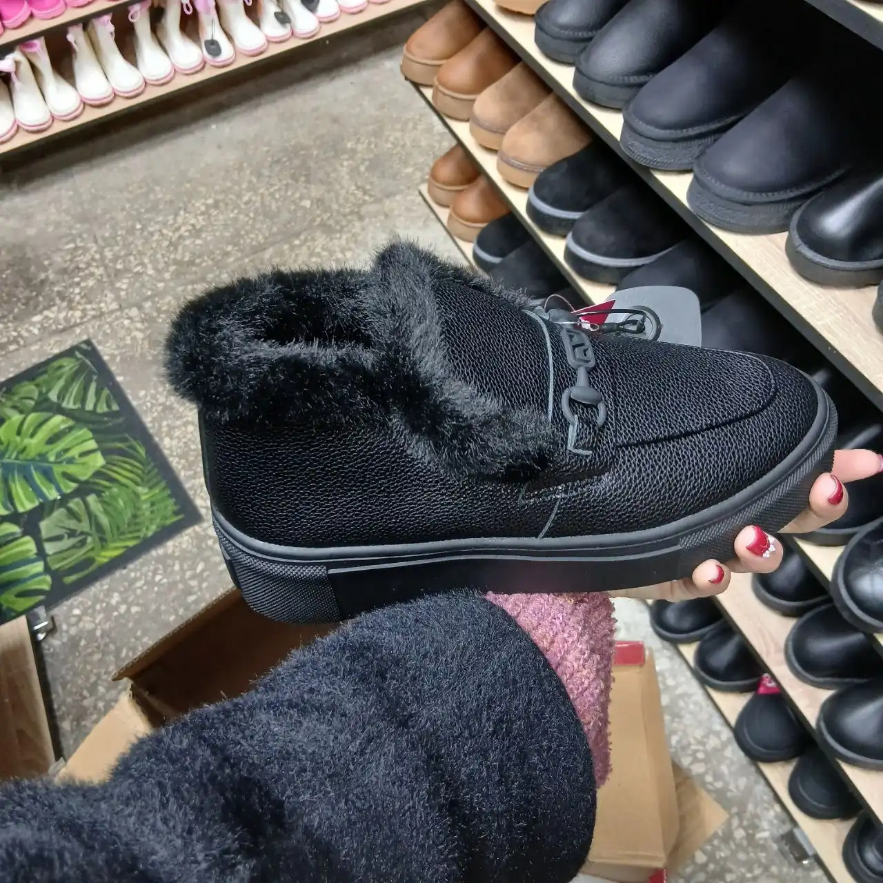 Зимняя одежда и обувь разных размеров