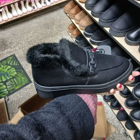 Зимняя одежда и обувь разных размеров - Барахолка в Кировское