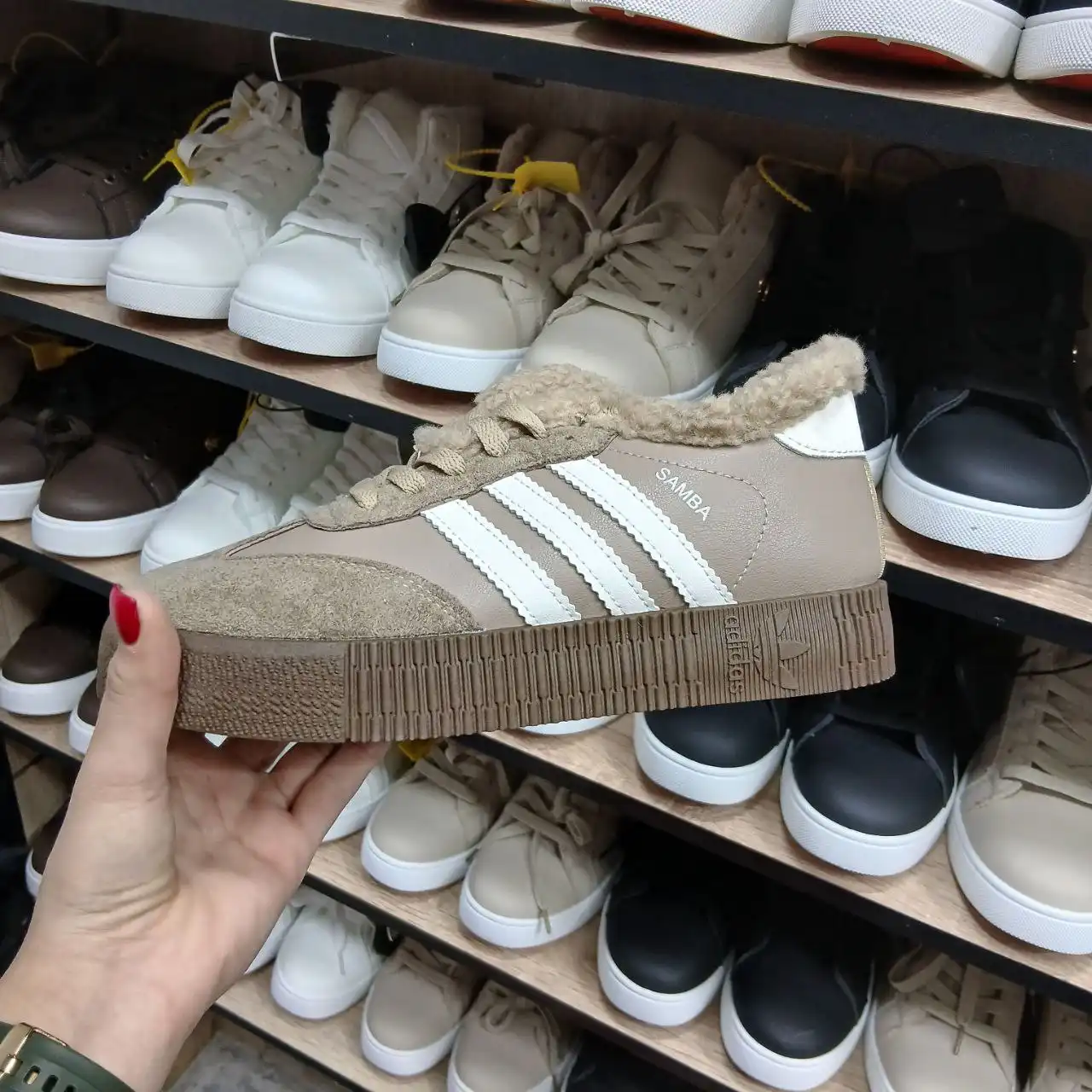 Зимняя одежда и обувь в Кировском